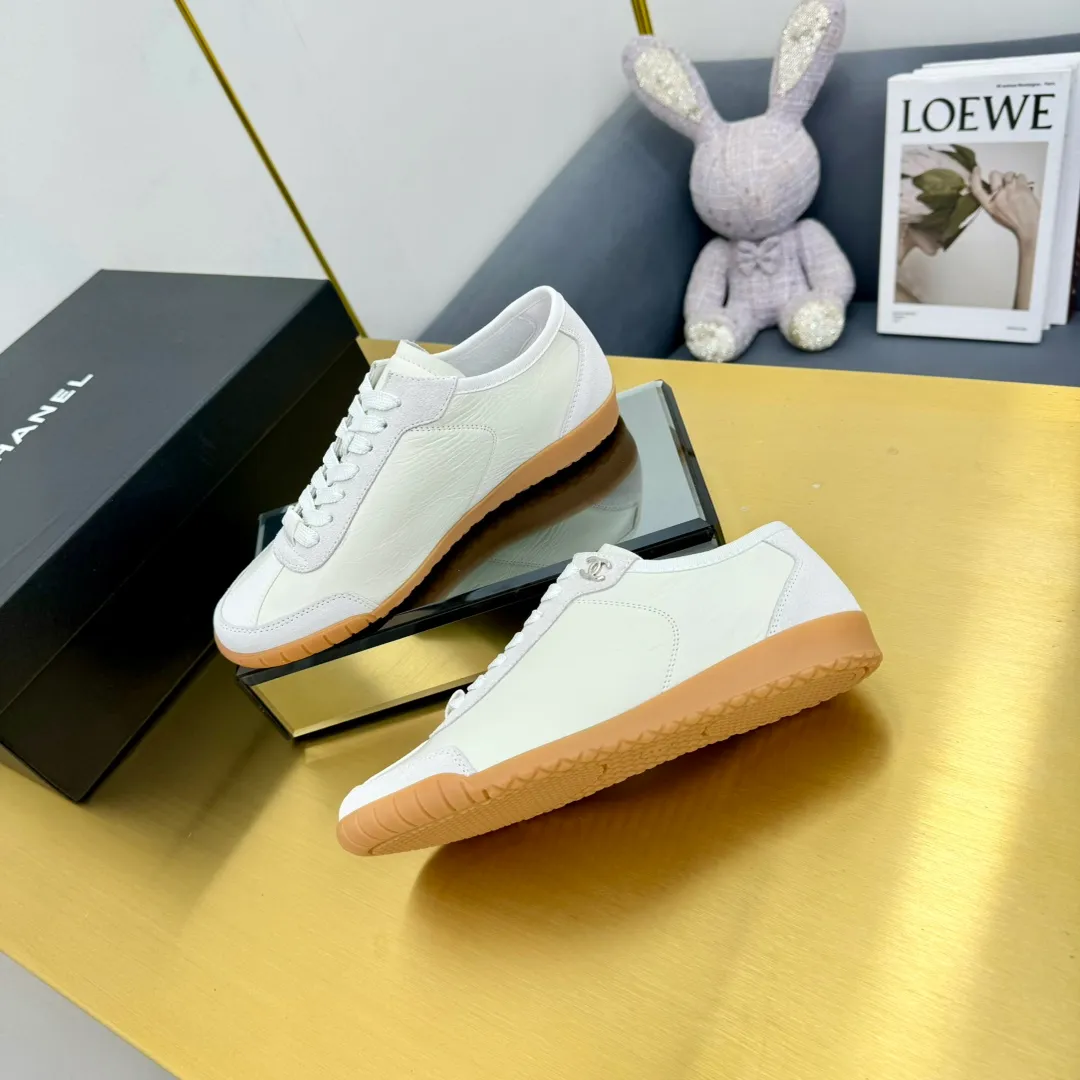 👟👟Ex-factory price 540👟👟 Top version, no objection will be accepted! ! ! Chanel Chanel - 2024 counter top casual panda shoes sneakers. This classic design; the upper is electro-embroidered with a variety of craftsmanship; the outsole is fashionable and sporty; the extraordinary inclusion of a variety of color matching elements... The diversified mix and match is very beautiful and versatile, casual, fashionable, sports and outdoor can be taken into account... ꫛꫀꪝ Go➫ Material: ❶Upper made of: original imported mercerized velvet + double-layer breathable mesh ❷Inner use: Original imported breathable mesh ❸ Outsole based on: Original TPU combination outsole Special counter boutique packaging complete set for women 35–41